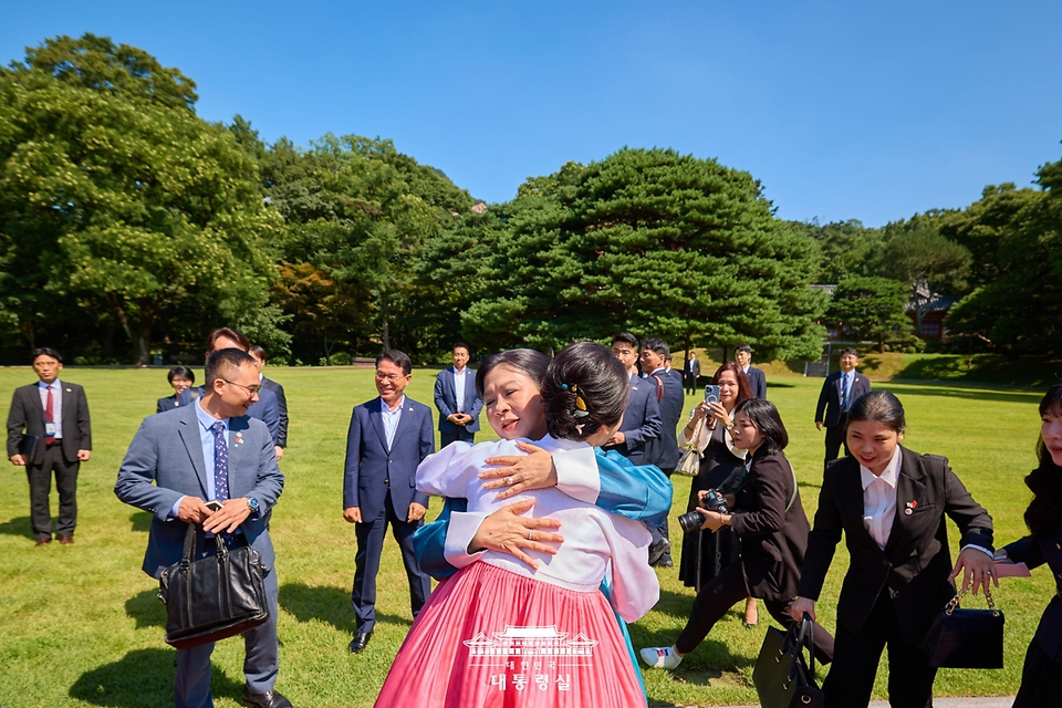 김혜경 여사가 12일 청와대 상춘재 앞에서 응오 프엉 리 여사와 인사를 나누고 있다.