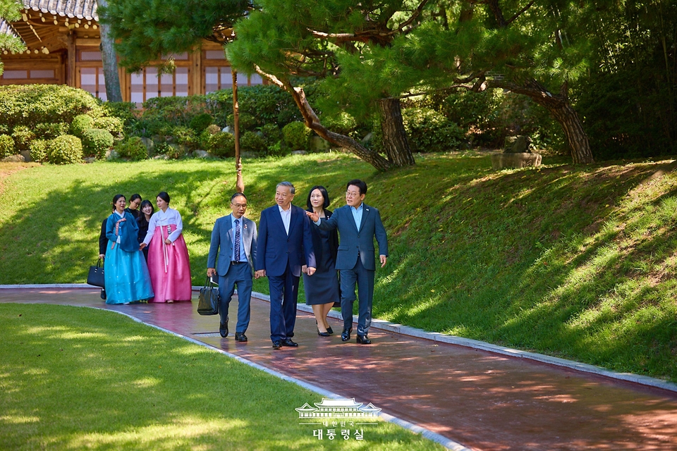 이재명 대통령과 김혜경 여사가 12일 청와대 상춘재 일대에서 또 럼 베트남 당 서기장, 배우자 응오 프엉 리 여사와 산책하고 있다.
