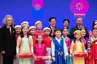 이재명 대통령이 11일 청와대 영빈관에서 열린 한·베트남 공식 만찬에서 기념촬영을 하고 있다.