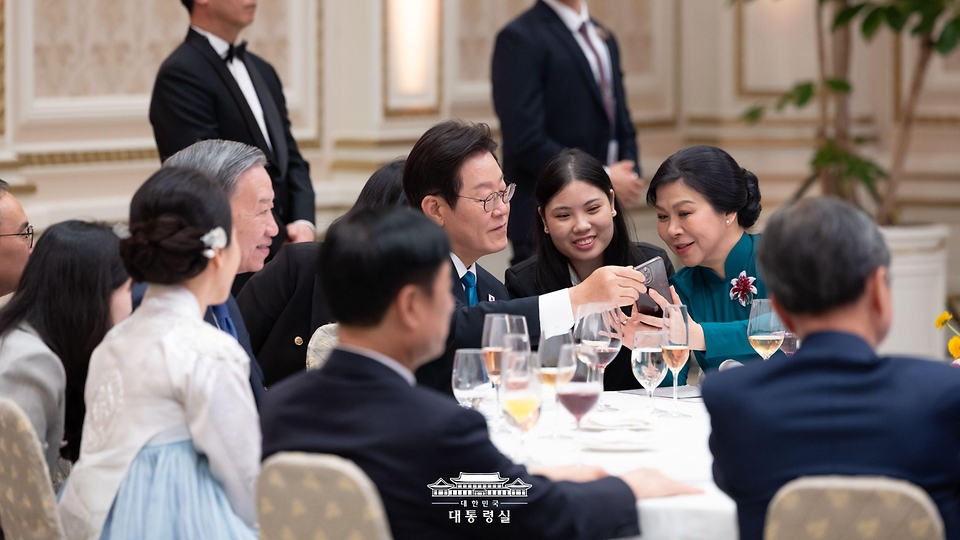 이재명 대통령과 김혜경 여사가 11일 청와대 영빈관에서 열린 한·베트남 공식 만찬에 참석하고 있다.