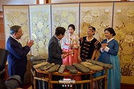 이재명 대통령과 김혜경 여사가 12일 청와대 상춘재에서 또 럼 베트남 당 서기장, 배우자 응오 프엉 리 여사와 문화 공연을 관람 후 대화하고 있다.