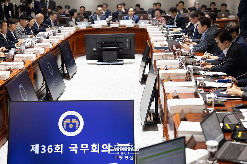 이재명 대통령이 12일 서울 용산 대통령실 청사에서 열린 국무회의에서 발언을 하고 있다.