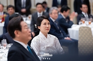 이재명 대통령과 김혜경 여사가 11일 청와대 영빈관에서 열린 한·베트남 공식 만찬에 참석하고 있다.