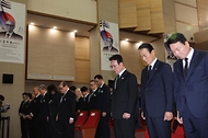 김민석 국무총리가 13일 동작구 국립서울현충원에서 열린 국외 안장 독립유공자 유해봉환식에서 분향 및 묵념을 하고 있다.