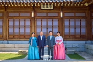 이재명 대통령과 김혜경 여사가 12일 청와대 상춘재 앞에서 또 럼 베트남 당 서기장, 배우자 응오 프엉 리 여사와 기념촬영을 하고 있다.