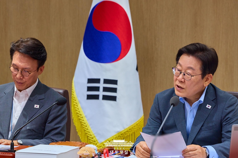 이재명 대통령이 12일 서울 용산 대통령실 청사에서 열린 국무회의에서 발언을 하고 있다.