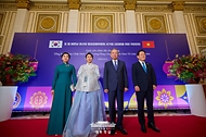 이재명 대통령과 김혜경 여사가 11일 청와대 영빈관에서 열린 한·베트남 공식 만찬에서 또 럼 베트남 당 서기장, 배우자 응오 프엉 리 여사와 기념촬영을 하고 있다.