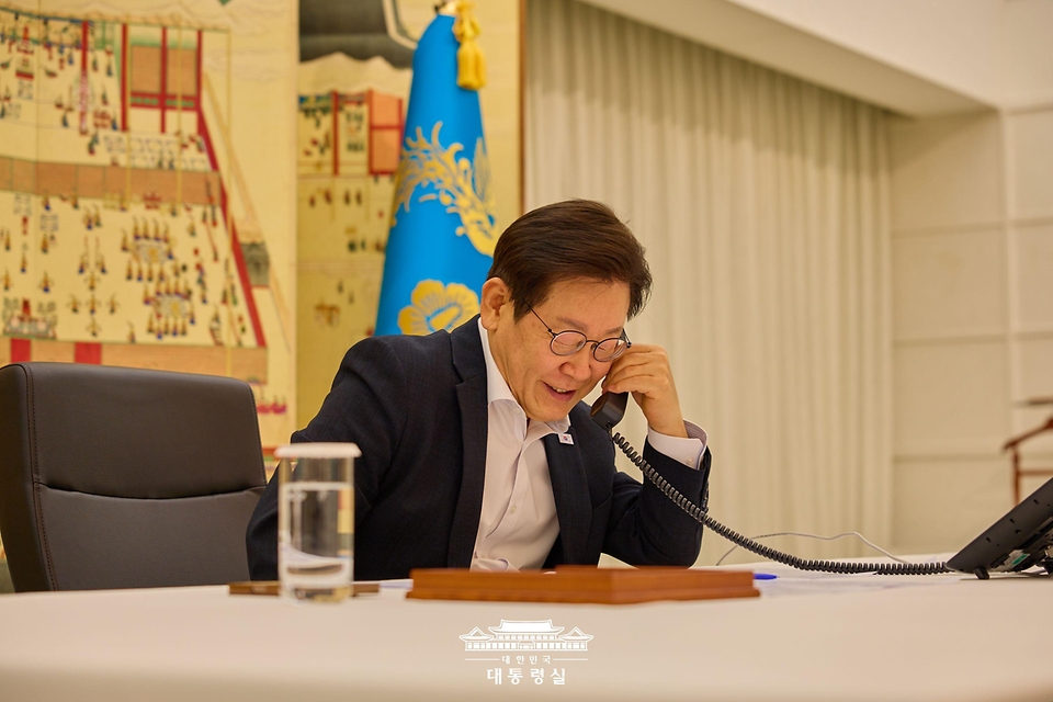 이재명 대통령이 13일 서울 한남동 관저에서 무함마드 빈 살만 사우디아라비아 왕세자 겸 총리와 통화하고 있다.