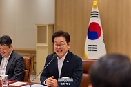 이재명 대통령이 13일 서울 용산 대통령실 청사에서 열린 나라재정 절약 간담회를 주재하고 있다.