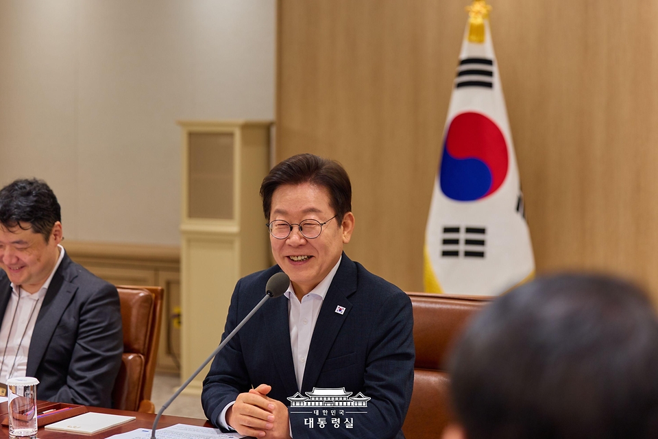 이재명 대통령이 13일 서울 용산 대통령실 청사에서 열린 나라재정 절약 간담회를 주재하고 있다.