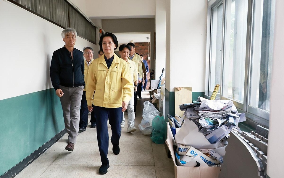 최은옥 교육부 차관은 7월 23일(수) 집중호우 피해학교 복구 현장을 점검하기 위해 한일고등학교를 방문하였다. 