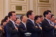 이재명 대통령이 13일 청와대 영빈관에서 열린 국정기획위원회 국민보고대회에서 국기에 경례하고 있다.