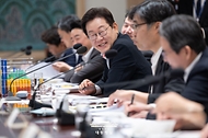 이재명 대통령이 13일 서울 용산 대통령실 청사에서 열린 나라재정 절약 간담회를 주재하고 있다.