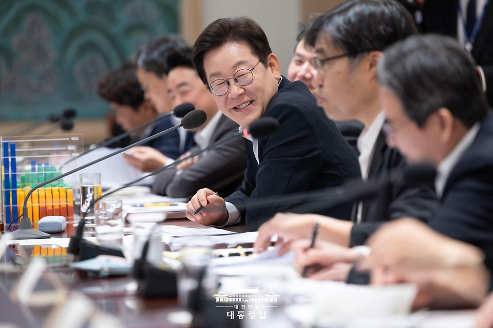 이재명 대통령이 13일 서울 용산 대통령실 청사에서 열린 나라재정 절약 간담회를 주재하고 있다.