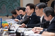 이재명 대통령이 13일 서울 용산 대통령실 청사에서 열린 나라재정 절약 간담회를 주재하고 있다.