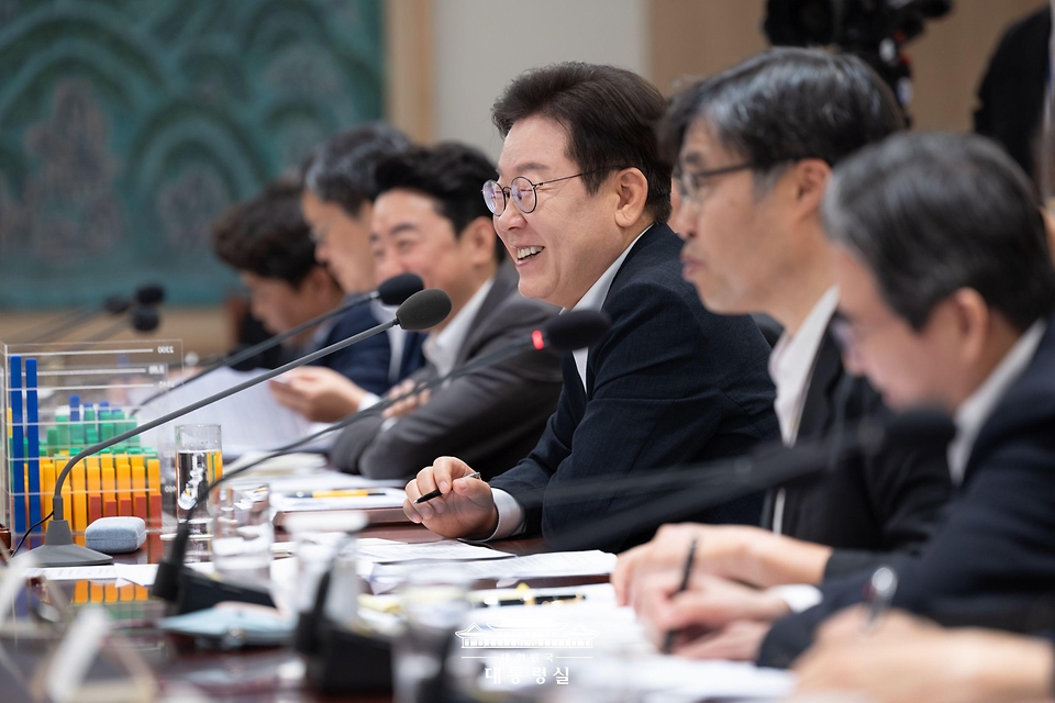 이재명 대통령이 13일 서울 용산 대통령실 청사에서 열린 나라재정 절약 간담회를 주재하고 있다.