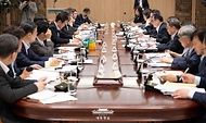 이재명 대통령이 13일 서울 용산 대통령실 청사에서 열린 나라재정 절약 간담회를 주재하고 있다.