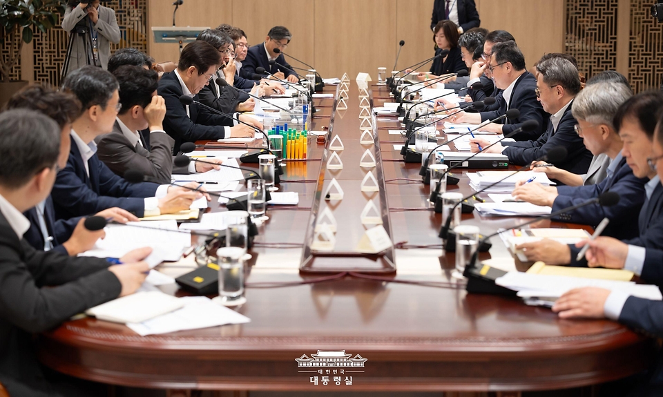 이재명 대통령이 13일 서울 용산 대통령실 청사에서 열린 나라재정 절약 간담회를 주재하고 있다.