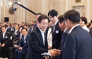 이재명 대통령이 13일 청와대 영빈관에서 열린 국정기획위원회 국민보고대회에서 참석자와 인사하고 있다.