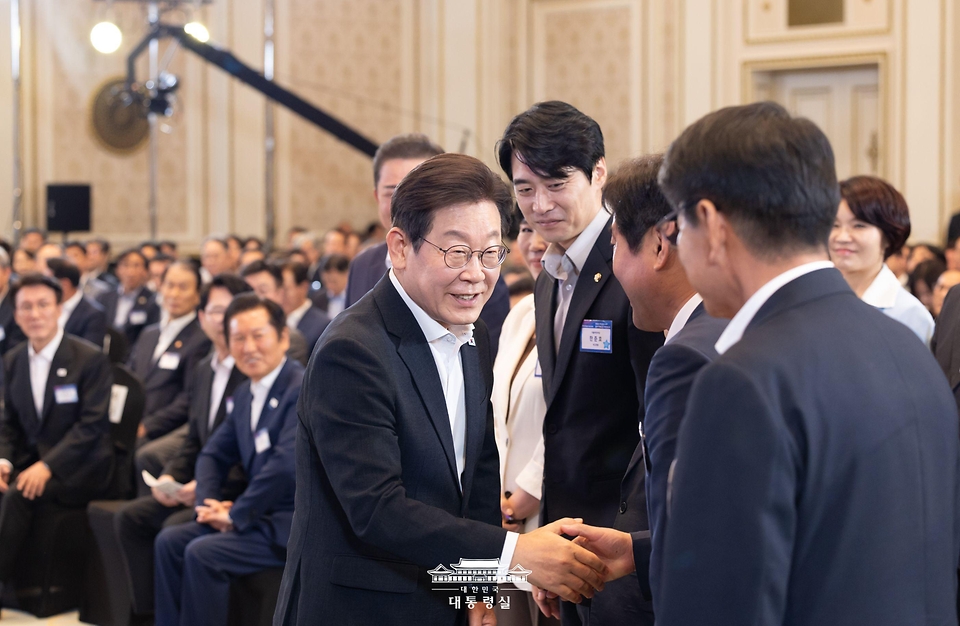 이재명 대통령이 13일 청와대 영빈관에서 열린 국정기획위원회 국민보고대회에서 참석자와 인사하고 있다.