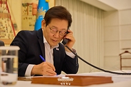 이재명 대통령이 13일 서울 한남동 관저에서 무함마드 빈 살만 사우디아라비아 왕세자 겸 총리와 통화하고 있다.