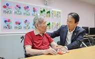 권오을 국가보훈부 장관이 11일 오전 경기도 수원시 보훈원에서 광복80주년을 맞아 국가유공자의 희생과 헌신을 기억하기 위해 건강을 기원하고자 보훈나눔의 날 봉사활동에 참석하여 오성규 애국지사를 만나 안부인사를 드리고 있다.