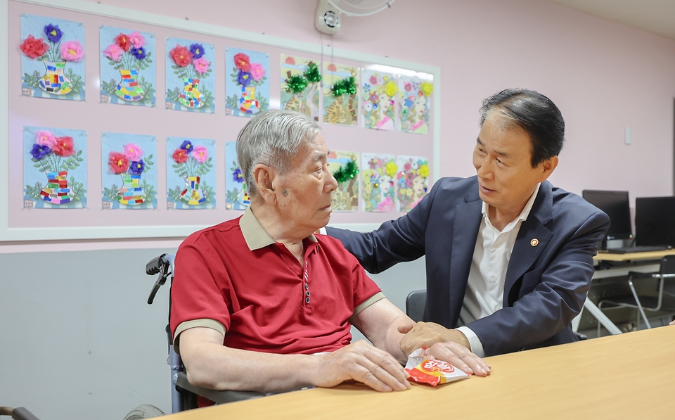 권오을 국가보훈부 장관이 11일 오전 경기도 수원시 보훈원에서 광복80주년을 맞아 국가유공자의 희생과 헌신을 기억하기 위해 건강을 기원하고자 보훈나눔의 날 봉사활동에 참석하여 오성규 애국지사를 만나 안부인사를 드리고 있다.