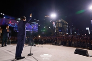 이재명 대통령이 15일 서울 광화문광장에서 열린 '광복 80년, 국민 주권으로 미래를 세우다' 제21대 대통령 국민임명식 행사에서 국민 대표 80인이 참여한 임명장을 전달 받은 후 인사하고 있다.