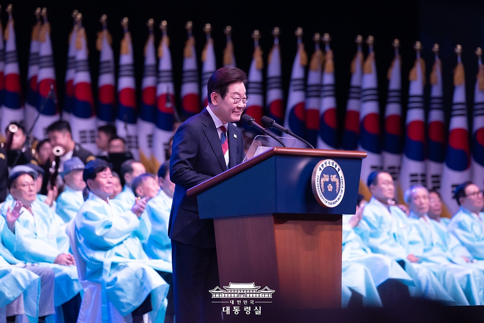 이재명 대통령이 15일 서울 세종문화회관에서 열린 80주년 광복절 경축식에서 경축사를 하고 있다.