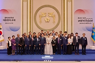 이재명 대통령이 14일 청와대 영빈관에서 열린 '광복 80주년, 대통령의 초대' 행사에서 독립유공자 후손 및 참석자들과 기념촬영을 하고 있다.