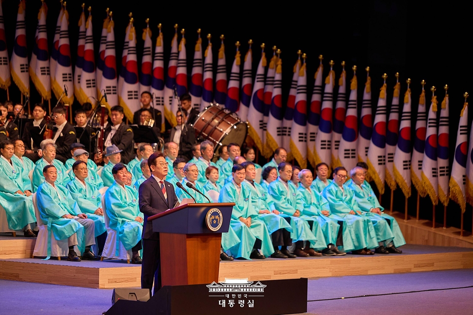 이재명 대통령이 15일 서울 세종문화회관에서 열린 80주년 광복절 경축식에서 경축사를 하고 있다.