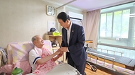 권오을 국가보훈부 장관이 11일 오전 경기도 수원시 보훈원에서 광복80주년을 맞아 국가유공자의 희생과 헌신을 기억하기 위해 건강을 기원하고자 보훈나눔의 날 봉사활동에 참석하여 보훈원에 입소중인 국가유공자들을 만나 인사를 드리고 있다.