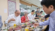 권오을 국가보훈부 장관이 11일 오전 경기도 수원시 보훈원에서 광복80주년을 맞아 국가유공자의 희생과 헌신을 기억하기 위해 건강을 기원하고자 보훈나눔의 날 봉사활동에 참석하여 배식봉사후 함께 식사를 하고 있다.