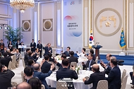 이재명 대통령이 14일 청와대 영빈관에서 열린 '광복 80주년, 대통령의 초대' 행사에서 참석자들과 건배하고 있다.