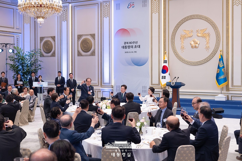 이재명 대통령이 14일 청와대 영빈관에서 열린 '광복 80주년, 대통령의 초대' 행사에서 참석자들과 건배하고 있다.