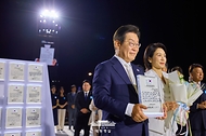이재명 대통령이 15일 서울 광화문광장에서 열린 '광복 80년, 국민 주권으로 미래를 세우다' 제21대 대통령 국민임명식 행사에서 국민 대표 80인이 참여한 임명장을 손에 들고 있다.