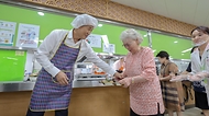 권오을 국가보훈부 장관이 11일 오전 경기도 수원시 보훈원에서 광복80주년을 맞아 국가유공자의 희생과 헌신을 기억하기 위해 건강을 기원하고자 보훈나눔의 날 봉사활동에 참석하여 김인관 KT노조위원장, 김지혜 본아이에프 재무이사와 함께 국가유공자분들이 드실 삼계죽을 배식해 드리고 있다.