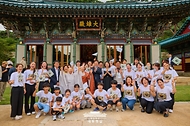 이재명 대통령과 김혜경 여사가 17일 서울 은평구 진관사를 방문해 기념촬영을 하고 있다.