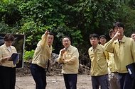 김인호 산림청장이 2025년 8월 15일 지난달 극한호우로 산사태 피해를 입은 경기도 가평군 피해 현장을 찾아 복구상황을 점검하고 있다.