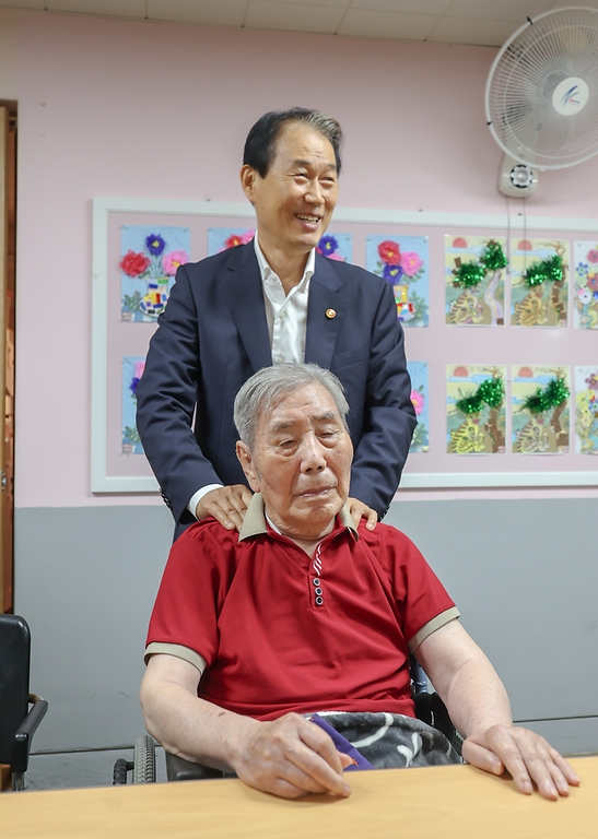 권오을 국가보훈부 장관이 11일 오전 경기도 수원시 보훈원에서 광복80주년을 맞아 국가유공자의 희생과 헌신을 기억하기 위해 건강을 기원하고자 보훈나눔의 날 봉사활동에 참석하여 오성규 애국지사를 만나 안부인사를 드리고 있다.