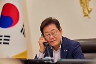 이재명 대통령이 14일 서울 용산 대통령실 청사에서 페르디난드 마르코스 필리핀 대통령과 전화 통화를 하고 있다.