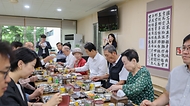 권오을 국가보훈부 장관이 11일 오전 경기도 수원시 보훈원에서 광복80주년을 맞아 국가유공자의 희생과 헌신을 기억하기 위해 건강을 기원하고자 보훈나눔의 날 봉사활동에 참석하여 배식봉사후 함께 식사를 하고 있다.