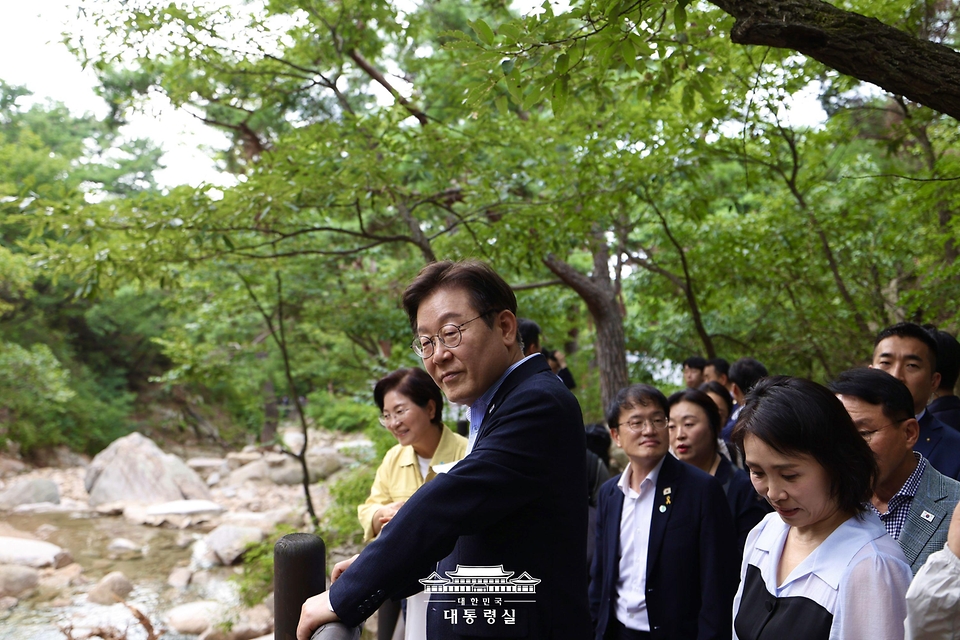 이재명 대통령과 김혜경 여사가 17일 서울 은평구 진관사를 방문하고 있다.
