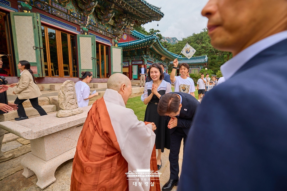 이재명 대통령과 김혜경 여사가 17일 서울 은평구 진관사를 방문하며 합장하고 있다.