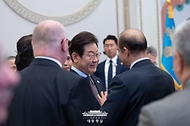 이재명 대통령이 15일 청와대 영빈관에서 열린 '대통령의 초대, 주한외교단 만찬'에서 참석자들과 대화하고 있다.