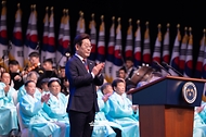 이재명 대통령이 15일 서울 세종문화회관에서 열린 80주년 광복절 경축식에서 박수치고 있다.