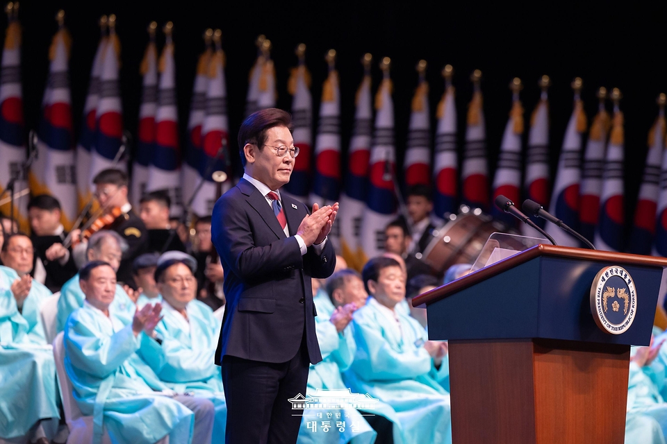 이재명 대통령이 15일 서울 세종문화회관에서 열린 80주년 광복절 경축식에서 박수치고 있다.