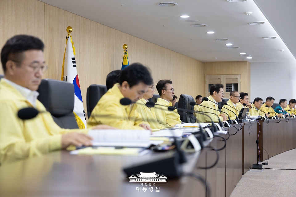 이재명 대통령이 18일 서울 용산 대통령실 청사에서 열린 을지 국가안전보장회의(NSC)를 주재하고 있다.