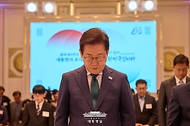 이재명 대통령이 14일 청와대 영빈관에서 열린 '광복 80주년, 대통령의 초대' 행사에서 묵념하고 있다.