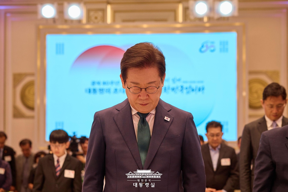 이재명 대통령이 14일 청와대 영빈관에서 열린 '광복 80주년, 대통령의 초대' 행사에서 묵념하고 있다.